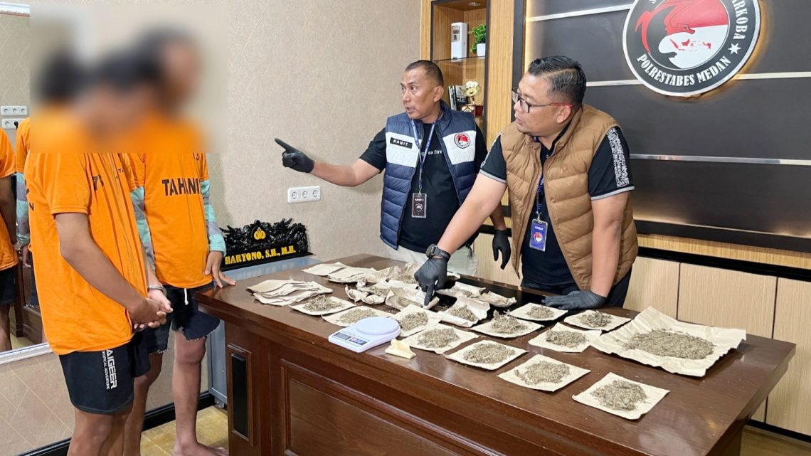 Dua mahasiswa yang ditangkap polisi mengedarkan daun ganja kering di kalangan mahasiswa. (Foto Ist)