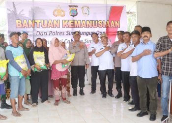 Kapolres Simalungun AKBP Marganda Aritonang, S.H. S.I.K. M.M saat salurkan bantuan kemanusiaan kepada warga korban bencana alam angin puting beliung di Nagori Talun Rejo