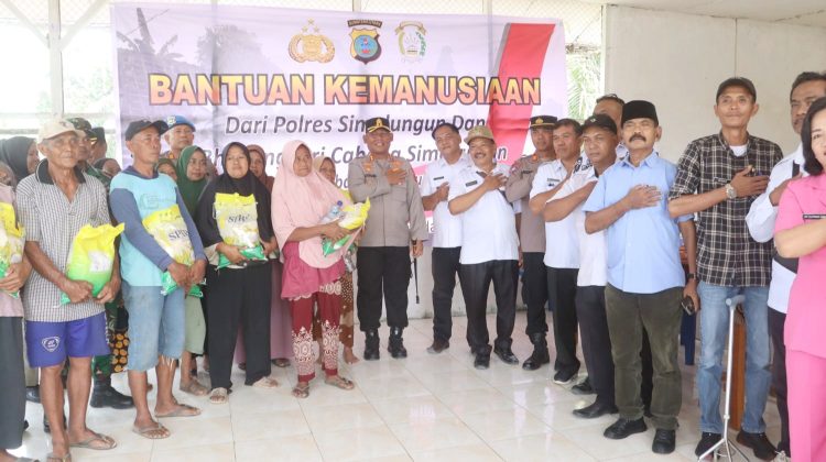 Kapolres Simalungun AKBP Marganda Aritonang, S.H. S.I.K. M.M saat salurkan bantuan kemanusiaan kepada warga korban bencana alam angin puting beliung di Nagori Talun Rejo