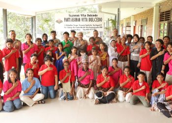 Kapolres Pematangsiantar AKBP Sah Udur T.M Sitinjak S.H. S.I.K. M.H beserta rombongan photo bersama dengan anak anak Panti Asuhan Vita Dulcedo