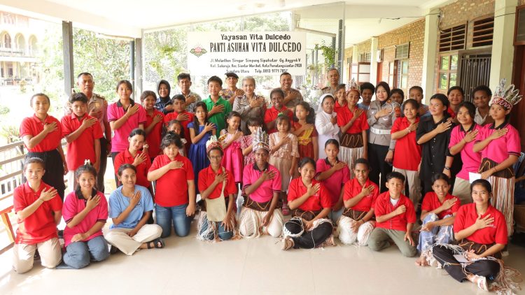 Kapolres Pematangsiantar AKBP Sah Udur T.M Sitinjak S.H. S.I.K. M.H beserta rombongan photo bersama dengan anak anak Panti Asuhan Vita Dulcedo