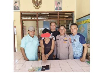 Tersangka LPT alias Leo dan barang bukti saat diamankan di Polseķ Gunung Malela