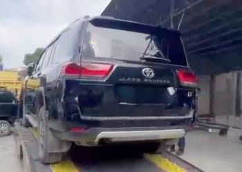 Mobil Toyota Land Cruiser 300 GR-S disembunyikan di sebuah gudang di Pematangsiantar merupakan barang bukti dugaan suap Bupati Kuansing nonaktif Suhardiman Amby. (Foto Ist)