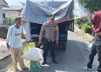 Bhabinkamtibmas Bripka Johannes C. Siregar, SH melakukan pendampingan penjualan hasil panen jagung petani binaan Bapak Saut Miduk Siahaan ke Bulog Cabang Pematangsiantar,