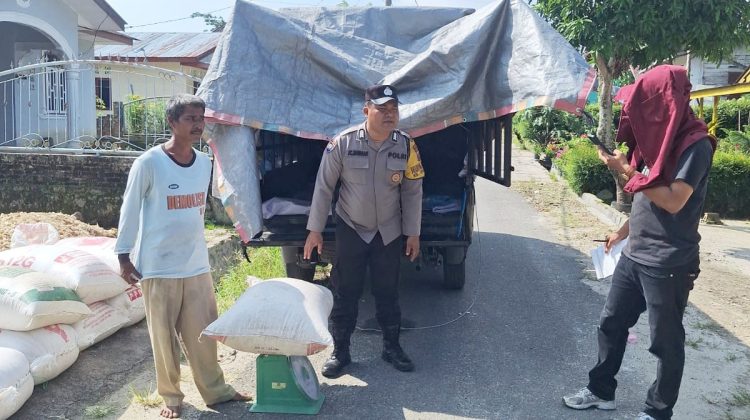 Bhabinkamtibmas Bripka Johannes C. Siregar, SH melakukan pendampingan penjualan hasil panen jagung petani binaan Bapak Saut Miduk Siahaan ke Bulog Cabang Pematangsiantar,