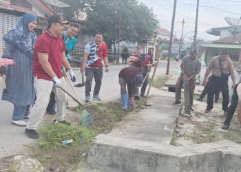 Polsek TBU Bersama Forkopincam Gelar Gotong Royong
