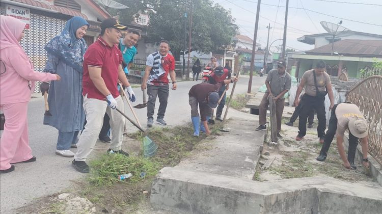 Polsek TBU Bersama Forkopincam Gelar Gotong Royong