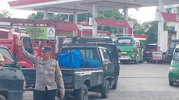 personil piket Polseķ Siantar Utara respon cepat Gatur Lalin Kemacetan di SPBU Jalan Patuan Nagari