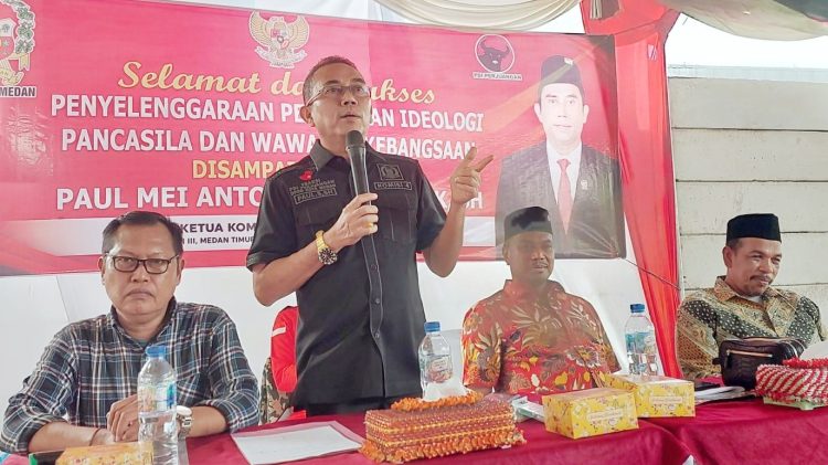 Anggota DPRD Kota Medan yang juga Ketua Komisi 4 Paul Mei Anton Simanjuntak saat melaksanakan penyebarluasan ideologi Pancasila dan Wawasan Kebangsaan (Wasbang). (Foto Ist)