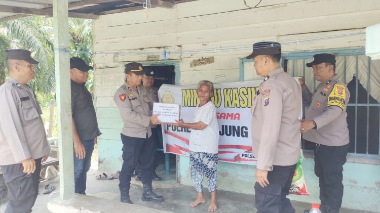 Polres Tanjungbalai Salurkan Bantuan salurkan bantuan kepada Ibu Asnah