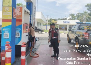 personil piket AIPTU Marah H. Manurung, AIPDA Olo Simatupang, AIPDA Dedi Siregar dan BRIGADIR Taufik Sihombing monitoring pengisian BBM di SPBU