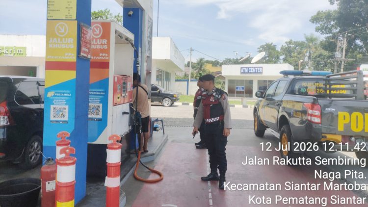 personil piket AIPTU Marah H. Manurung, AIPDA Olo Simatupang, AIPDA Dedi Siregar dan BRIGADIR Taufik Sihombing monitoring pengisian BBM di SPBU