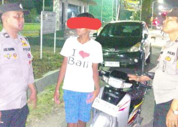 Piket Bhabinkamtibmas AIPTU Erik Marbun, AIPDA Asril Manurung dan AIPDA Pardamean Butar Butar melaksanakan patroli malam hari