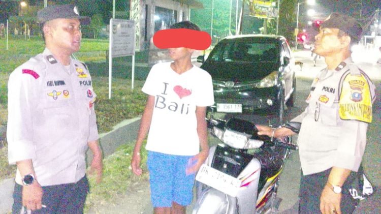 Piket Bhabinkamtibmas AIPTU Erik Marbun, AIPDA Asril Manurung dan AIPDA Pardamean Butar Butar melaksanakan patroli malam hari