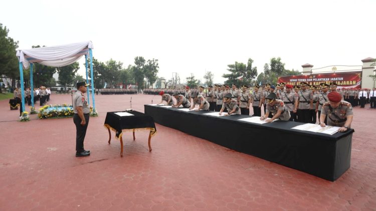 Kapolda Sumut, Irjen Pol. Whisnu Hermawan Februanto memimpin upacara Sertijab dan pelantikan PJU Polda Sumut serta Kapolres jajaran di Lapangan KS Tubun Mapolda Sumut (Foto Ist)