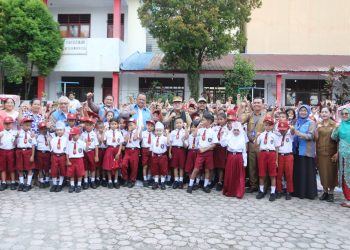 Wali Kota Pematangsiantar Wesly Silalahi SH MKn membuka Masa Pengenalan Lingkungan Sekolah (MPLS) di UPTD SD Negeri 122332, Jalan Sudirman