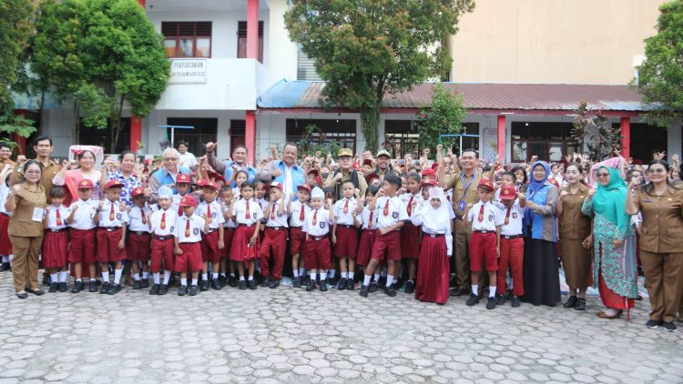 Wali Kota Pematangsiantar Wesly Silalahi SH MKn membuka Masa Pengenalan Lingkungan Sekolah (MPLS) di UPTD SD Negeri 122332, Jalan Sudirman