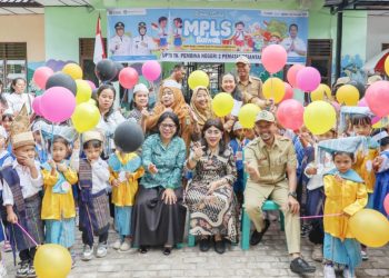 Bunda PAUD Kota Pematangsiantar Ny Liswati Wesly Silalahi hadiri Pembukaan Masa Perkenalan Lingkungan Sekolah (MPLS) di UPTD TK Pembina Negeri 2