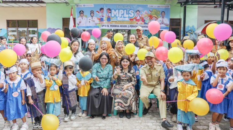 Bunda PAUD Kota Pematangsiantar Ny Liswati Wesly Silalahi hadiri Pembukaan Masa Perkenalan Lingkungan Sekolah (MPLS) di UPTD TK Pembina Negeri 2