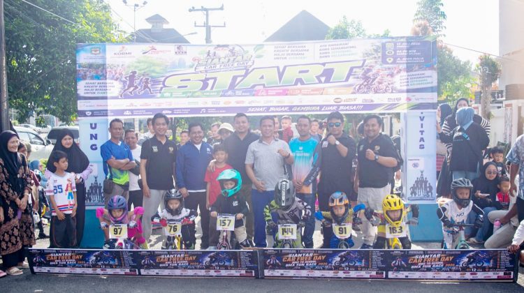 Wali Kota Pematangsiantar Wesly Silalahi SH MKn diwakili Sekda Junaedi Antonius Sitanggang SSTP MSi membuka kegiatan Siantar Car Free Day (CFD), di kawasan Lapangan Adam MaliK