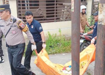 Personil Polres Tebing Tinggi saat evakuasi jenajah korban