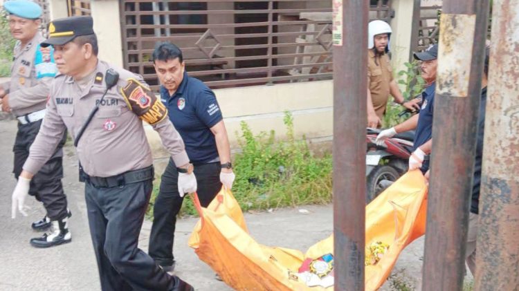 Personil Polres Tebing Tinggi saat evakuasi jenajah korban