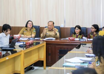 Wali Kota Pematangsiantar Wesly Silalahi SH MKn diwakili Asisten Bidang Kesra Fidelis Edy Suranta Sembiring SSTP MSi dan Ketua TP PKK Kota Pematangsiantar Ny Liswati Wesly Silalahi mengikuti pembahasan Rancangan Perwa tentang Posyandu di Ruang Rapat Bappeda