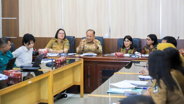 Wali Kota Pematangsiantar Wesly Silalahi SH MKn diwakili Asisten Bidang Kesra Fidelis Edy Suranta Sembiring SSTP MSi dan Ketua TP PKK Kota Pematangsiantar Ny Liswati Wesly Silalahi mengikuti pembahasan Rancangan Perwa tentang Posyandu di Ruang Rapat Bappeda