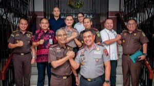 Kapolda Sumut Irjen Pol. Whisnu Hermawan Februanto didampingi Wakapolda Sumut Brigjen Pol. Sonny Irawan bersilaturahmi dengan Kajati Sumut Muhibuddin. (Foto Ist)