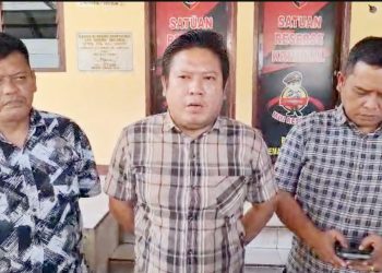 Sakti Sihombing didampingi pengacaranya Sepri Ijon Maujana Saragih SH di Polres Pematangsianțar