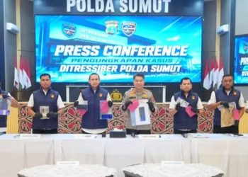 Tim Ditressiber Polda Sumut memaparkan jaringan penipuan online (scam) yang beraksi dengan modus lelang mobil. (Foto Ist)
