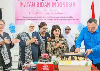 Ketua TP PKK Kota Pematangsiantar Ny Liswati Wesly Silalahi bersama para bidan merayakan Hari HUT ke-75 IBI