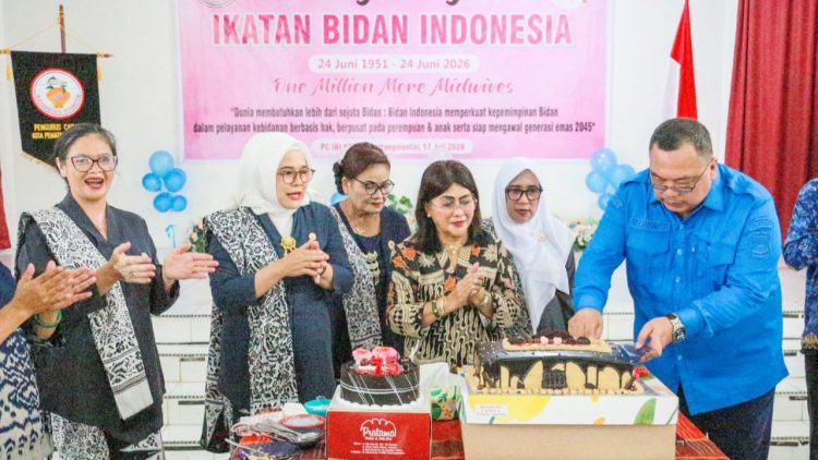 Ketua TP PKK Kota Pematangsiantar Ny Liswati Wesly Silalahi bersama para bidan merayakan Hari HUT ke-75 IBI