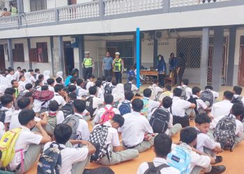 Kanit Kamsel IPDA Serly Tarigan bersama personil Unit Kamsel memberikan himbauan dan Dikmas Lantas di SMK Swasta Persiapan