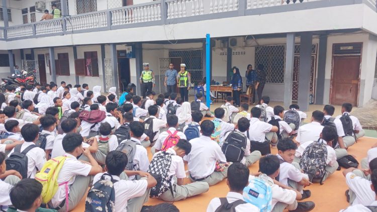Kanit Kamsel IPDA Serly Tarigan bersama personil Unit Kamsel memberikan himbauan dan Dikmas Lantas di SMK Swasta Persiapan