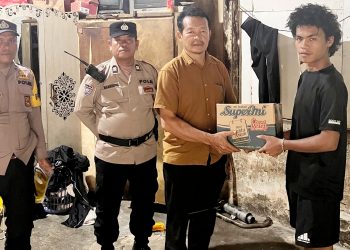 Kanit Intel IPDA WF. Munthe, PS. Kanit Binmas AIPTU Panogaran Manurung dan Bhabinkamtibmas saat berikan bansos kepada Penyandang Tunarungu dan Tunawicara