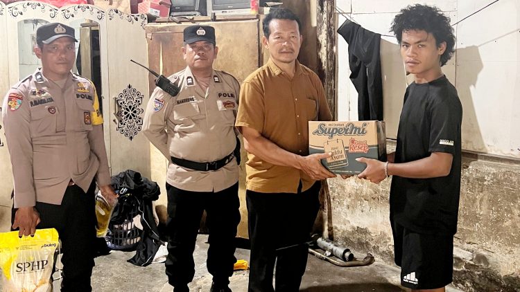 Kanit Intel IPDA WF. Munthe, PS. Kanit Binmas AIPTU Panogaran Manurung dan Bhabinkamtibmas saat berikan bansos kepada Penyandang Tunarungu dan Tunawicara
