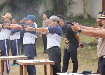 Kapolres Pematangsiantar AKBP Sah Udur T.M Sitinjak S.H. S.I.K. M.H latihan menembak