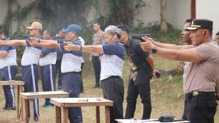 Kapolres Pematangsiantar AKBP Sah Udur T.M Sitinjak S.H. S.I.K. M.H latihan menembak