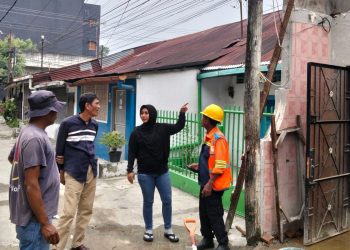Anggota DPRD Kota Medan, Lailatul Badri, meninjau langsung proses pergantian tiang utilitas di 10 titik di kawasan Jalan Ampera 1 hingga Jalan Ampera 5, Kelurahan Glugur Darat II, Kecamatan Medan Timur (Foto Ist)