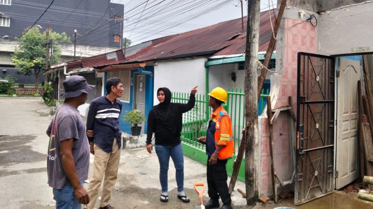 Anggota DPRD Kota Medan, Lailatul Badri, meninjau langsung proses pergantian tiang utilitas di 10 titik di kawasan Jalan Ampera 1 hingga Jalan Ampera 5, Kelurahan Glugur Darat II, Kecamatan Medan Timur (Foto Ist)