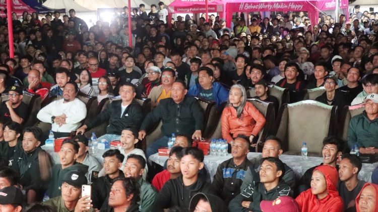 Kapolres Pematangsiantar AKBP Sah Udur T.M. Sitinjak SH. SIK. MH Nobar Final Piala Dunia 2026 Bersama Masyarakat