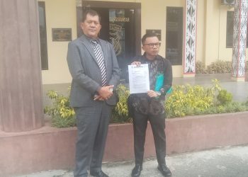 Advokat korban, Dr. Longser Sihombing SH. MH dan Heri Oktapian Sihombing SH saat di Polres Pematangsiantar
