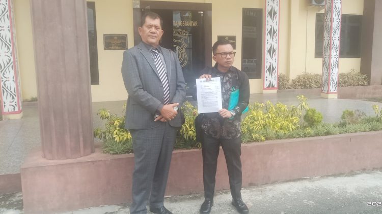 Advokat korban, Dr. Longser Sihombing SH. MH dan Heri Oktapian Sihombing SH saat di Polres Pematangsiantar