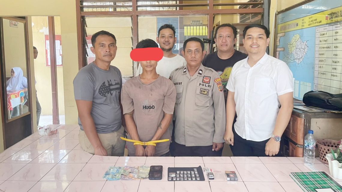 Pelaku IS beserta barang bukti saat diamankan di Polseķ Gunung Malela