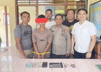 Pelaku IS beserta barang bukti saat diamankan di Polseķ Gunung Malela