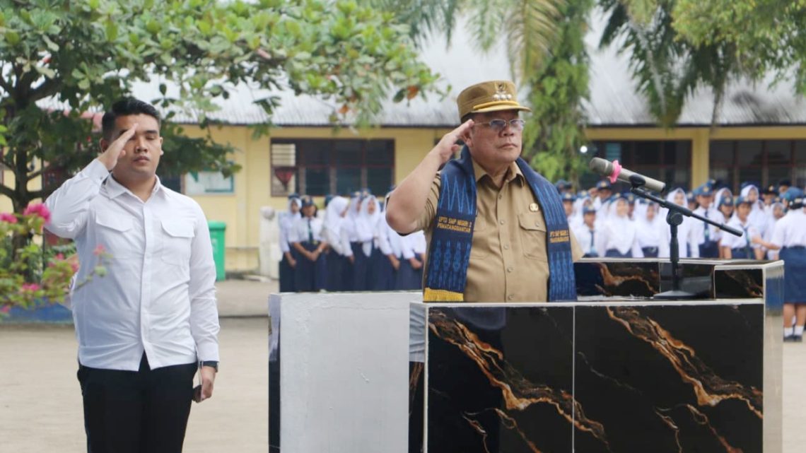 Wali Kota Pematangsiantar Wesly Silalahi SH MKn menjadi pembina upacara bendera di UPTD SMP Negeri 2 Pematangsiantar,