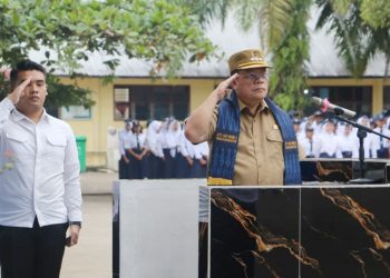 Wali Kota Pematangsiantar Wesly Silalahi SH MKn menjadi pembina upacara bendera di UPTD SMP Negeri 2 Pematangsiantar,