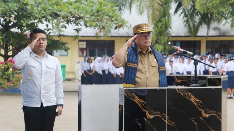 Wali Kota Pematangsiantar Wesly Silalahi SH MKn menjadi pembina upacara bendera di UPTD SMP Negeri 2 Pematangsiantar,