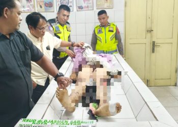 Jenajah korban Rahmad Fadli Siregar saat divisum diruangan jenajah RSUD dr Djasamen Saragih Kota Pematangsiantar